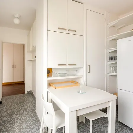 Eiffel Tower & Champs-elysees - 2br With Balcony - Cityapartmentstay