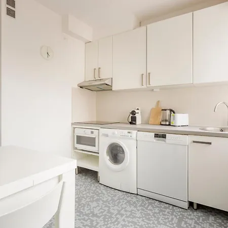 Eiffel Tower & Champs-elysees - 2br With Balcony - Cityapartmentstay *