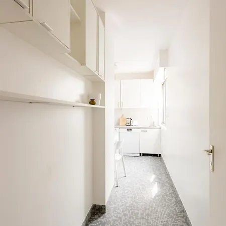 Eiffel Tower & Champs-elysees - 2br With Balcony - Cityapartmentstay Paris