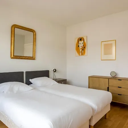 Eiffel Tower & Champs-elysees - 2br With Balcony - Cityapartmentstay Apartment *