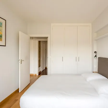 Eiffel Tower & Champs-elysees - 2br With Balcony - Cityapartmentstay Apartment
