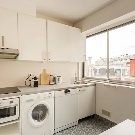 Eiffel Tower & Champs-elysees - 2br With Balcony - Cityapartmentstay *
