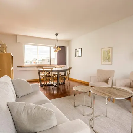 Eiffel Tower & Champs-elysees - 2br With Balcony - Cityapartmentstay *